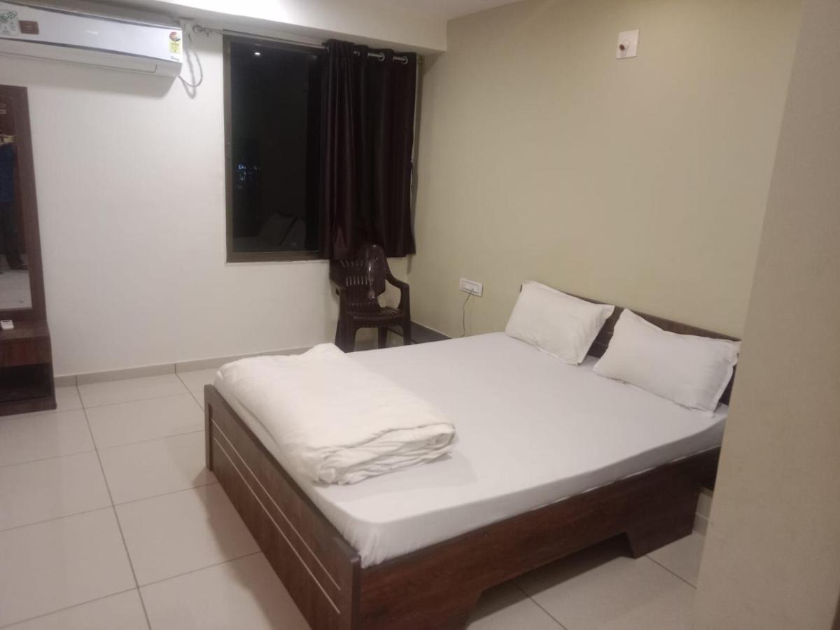 Hotel Shreeji'S Гандинагар Экстерьер фото