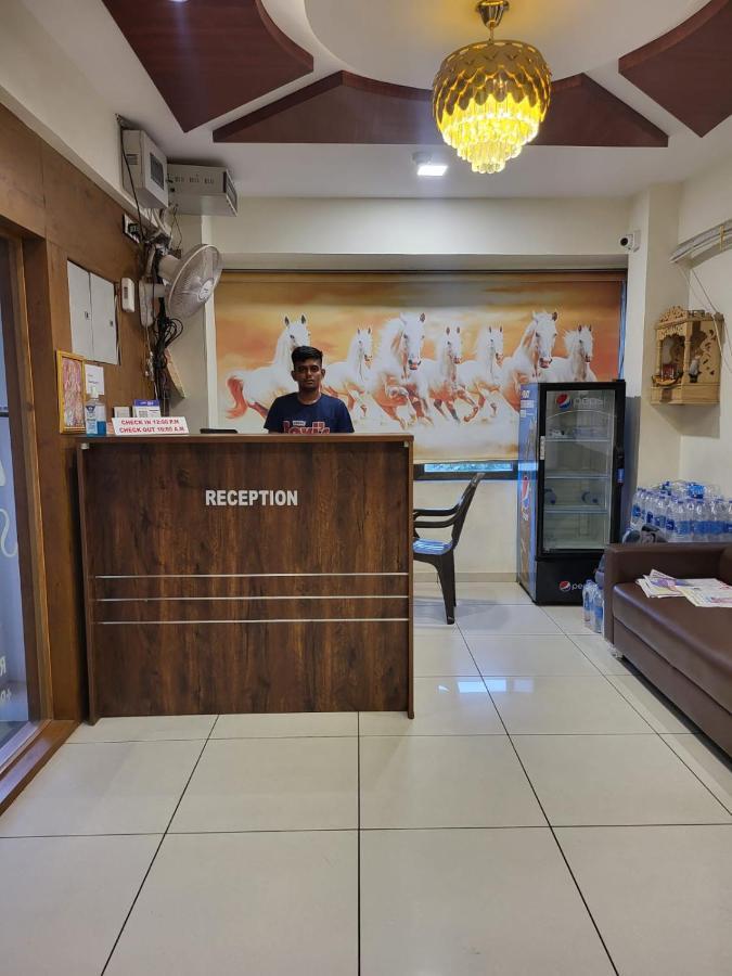 Hotel Shreeji'S Гандинагар Экстерьер фото